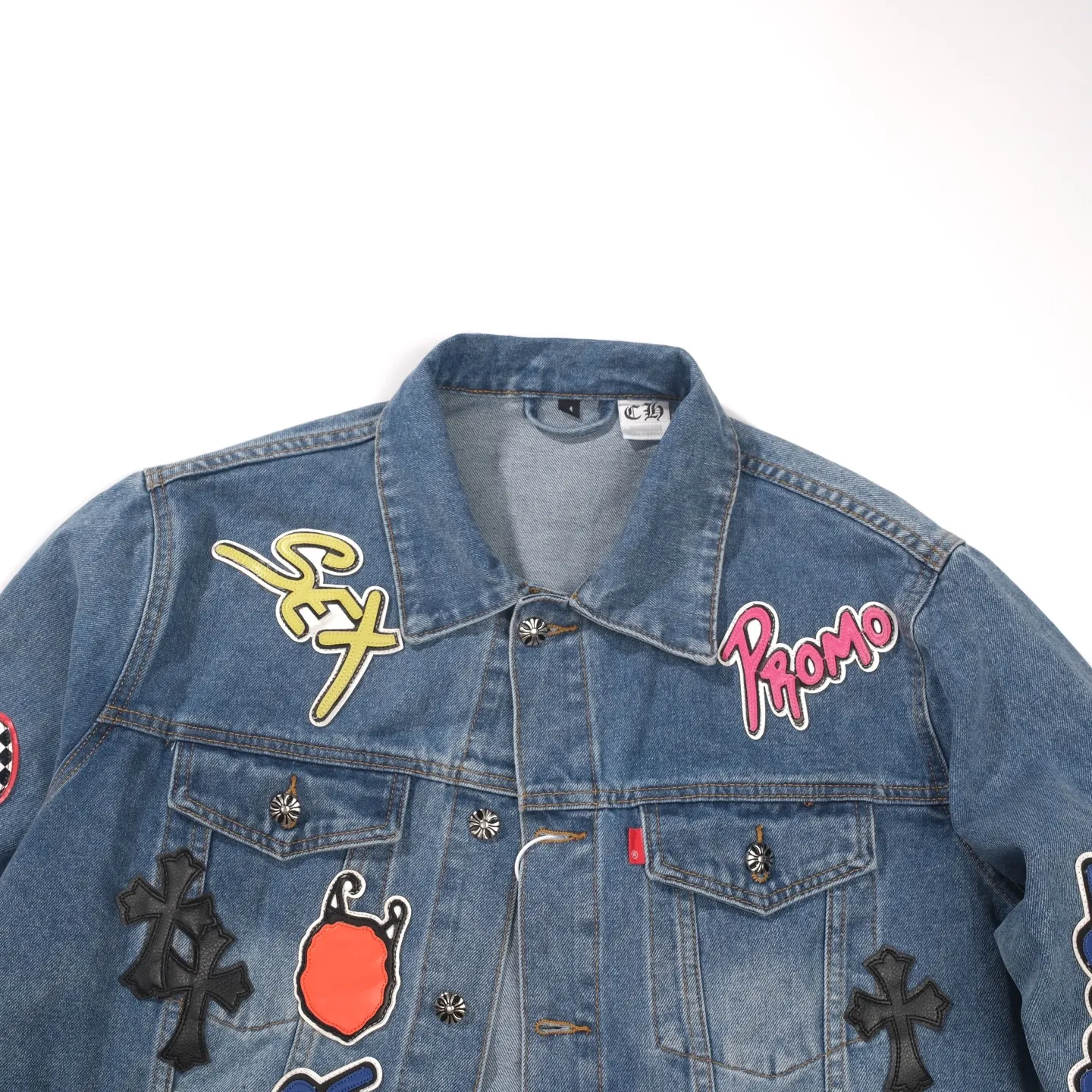 P350 ChromeHearts/Cro Hearts Cartoon Letter Chapter Cross Piece Leather Denim Jacket If you are obsessed with ChromeHearts, you can check it out. The same style for celebrities. Chrome Hearts is a very representative shirt jacket. The upper body of both men and women is really amazing, and it is also the same style as Yu Shuxin Angelababy! Recommended loose style for girls, super sweet! As soon as you go out, you will turn heads‼ ️This jacket is really eye-catching (the same style of pants is available) Color: light blue Size: S M L XL